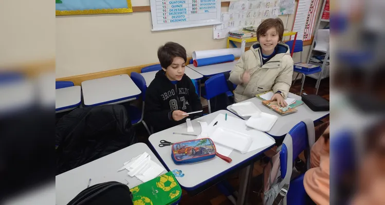 Como atividades, os alunos pesquisaram a música "Asa Branca" e confeccionaram seus próprios cordéis.