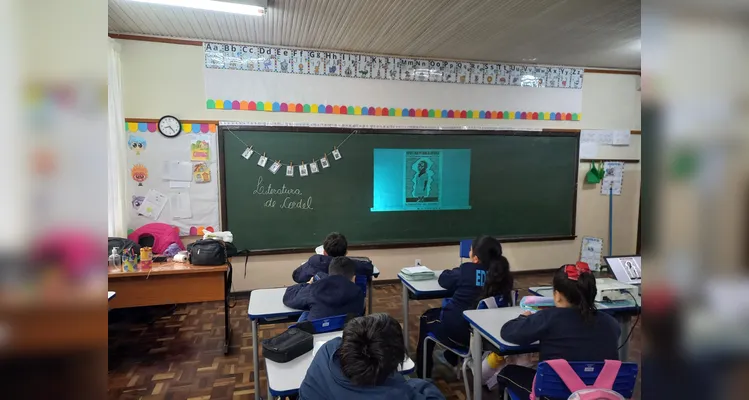 Como atividades, os alunos pesquisaram a música "Asa Branca" e confeccionaram seus próprios cordéis.