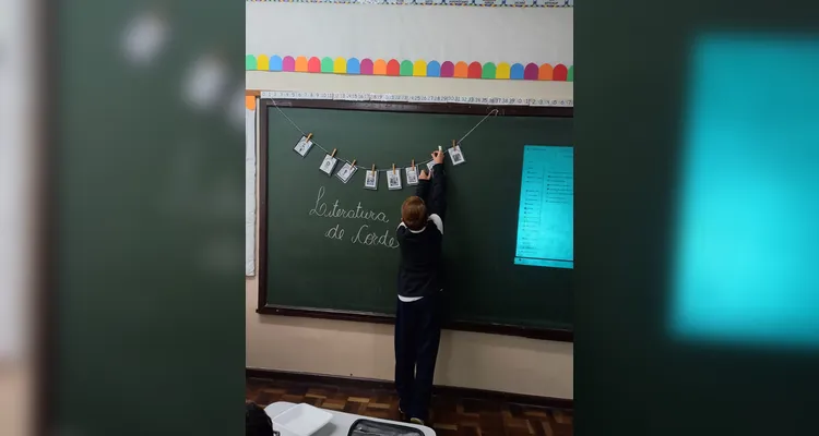 Como atividades, os alunos pesquisaram a música "Asa Branca" e confeccionaram seus próprios cordéis.