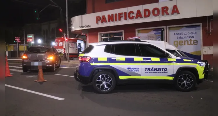 Condutor foge após se envolver em colisão no Centro de Ponta Grossa