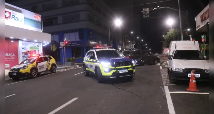 Condutor foge após se envolver em colisão no Centro de Ponta Grossa