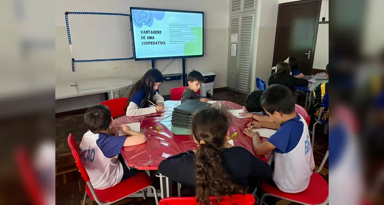 Os alunos realizaram variadas tarefas, como rodas de conversa e momentos de reflexão, além da elaboração de um mapa conceitual sobre o tema.