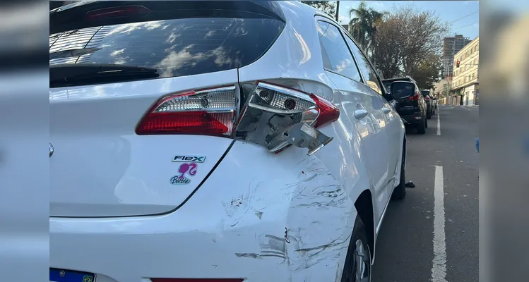 Motociclista de tornozeleira tem fratura na perna após colidir contra carro em PG