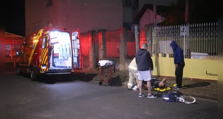 Motociclista sofre fratura após colidir contra carro no Centro de PG