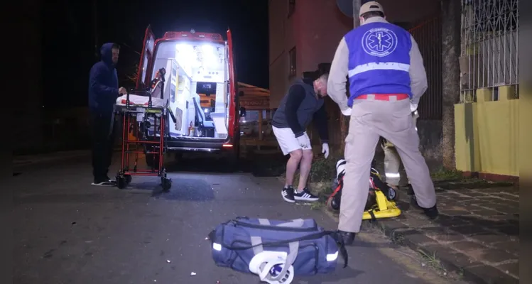 Motociclista sofre fratura após colidir contra carro no Centro de PG