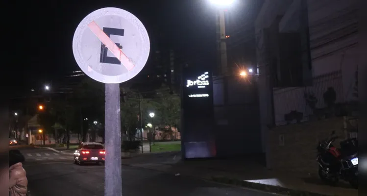 Motociclista sofre fratura após colidir contra carro no Centro de PG