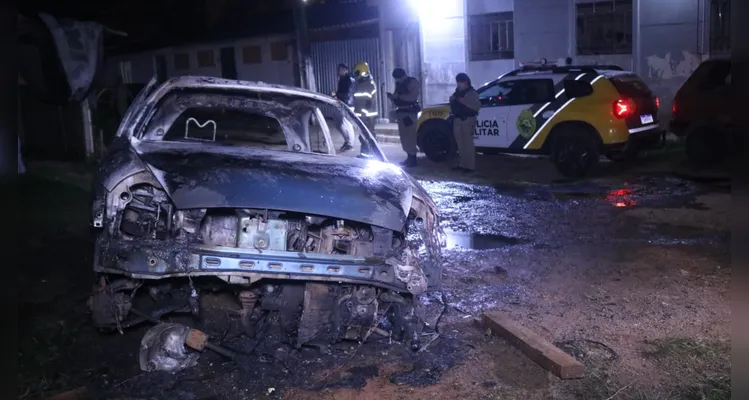 Veículo furtado é encontrado destruído após incêndio em PG