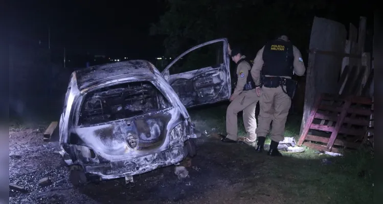 Veículo furtado é encontrado destruído após incêndio em PG