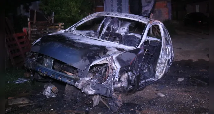 Veículo furtado é encontrado destruído após incêndio em PG
