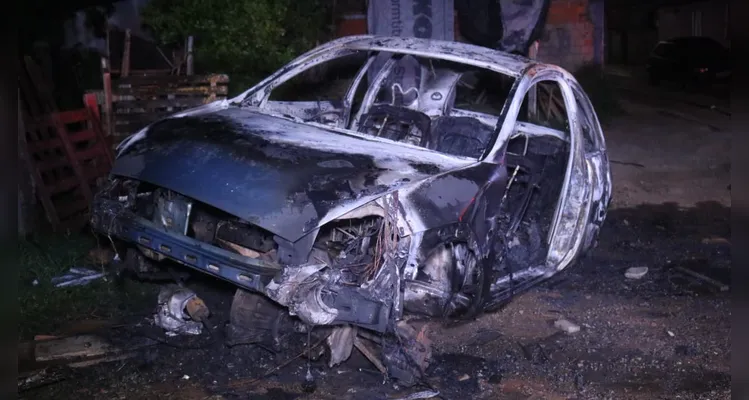 Veículo furtado é encontrado destruído após incêndio em PG