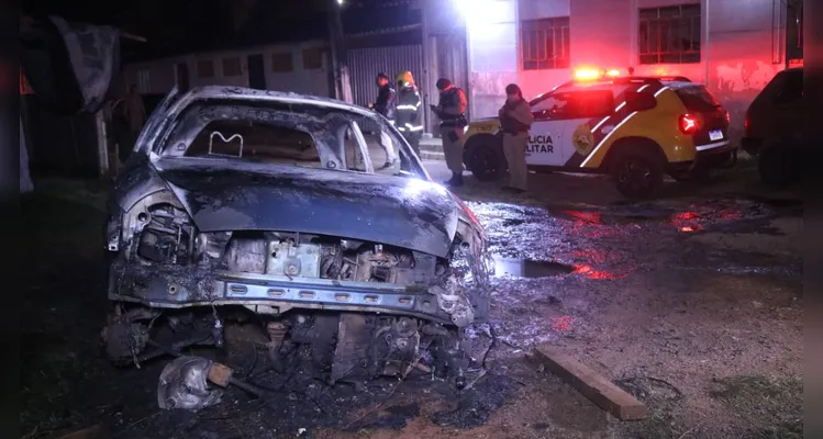 Veículo furtado é encontrado destruído após incêndio em PG