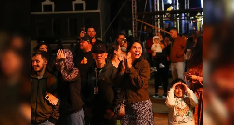 Ventos impedem balões inflados, mas Night Glow encanta público em Castro