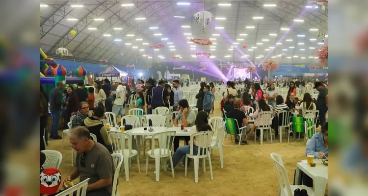 Ventos impedem balões inflados, mas Night Glow encanta público em Castro