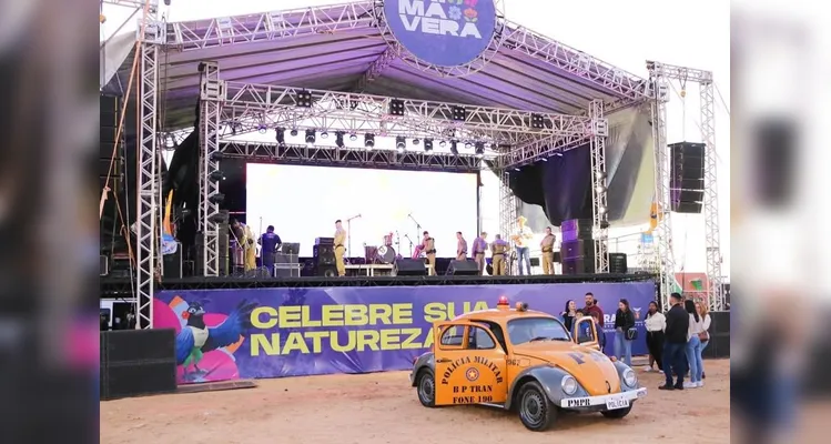 Ventos impedem balões inflados, mas Night Glow encanta público em Castro