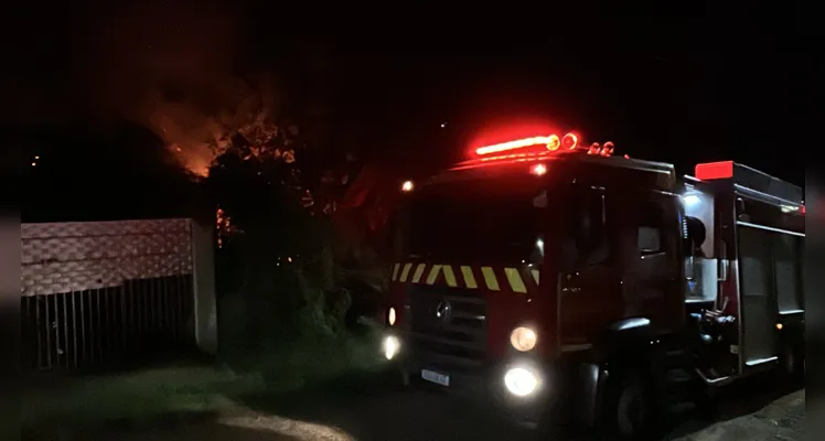 Casa abandonada pega fogo e assusta moradores de PG