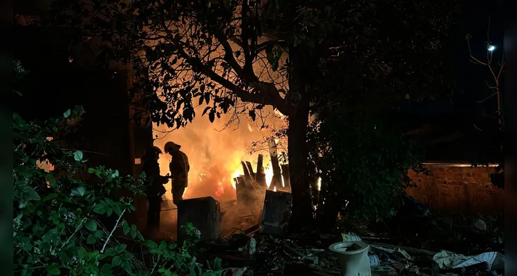 Casa abandonada pega fogo e assusta moradores de PG