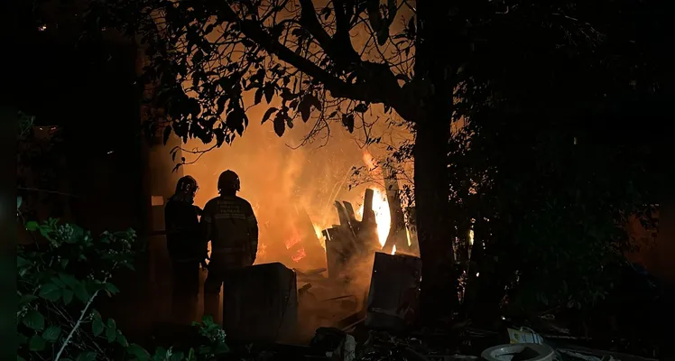 Casa abandonada pega fogo e assusta moradores de PG