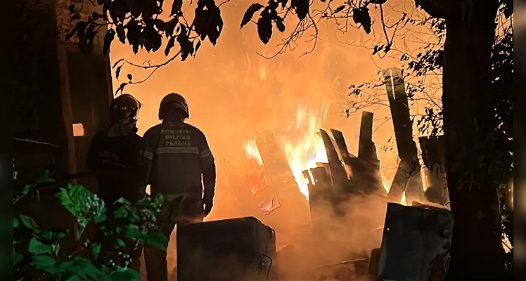 Casa abandonada pega fogo e assusta moradores de PG
