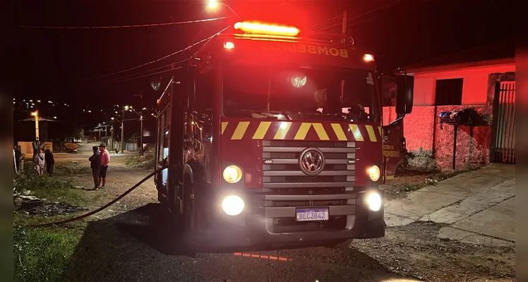 Casa abandonada pega fogo e assusta moradores de PG