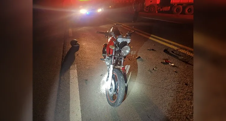 Condutor da motocicleta foi encaminhado à unidade hospitalar; a passageira faleceu no locla