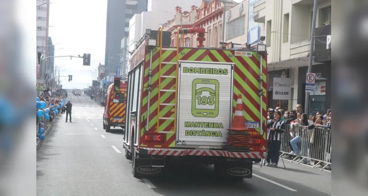 Confira mais imagens do desfile das forças de segurança no aniversário de PG