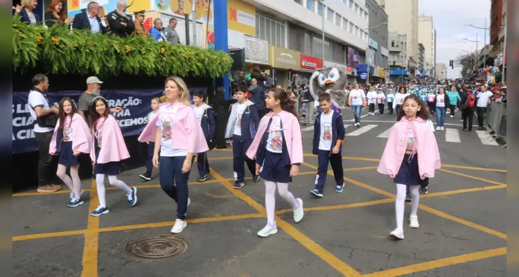 Instituições de ensino desfilam no aniversário de Ponta Grossa; imagens