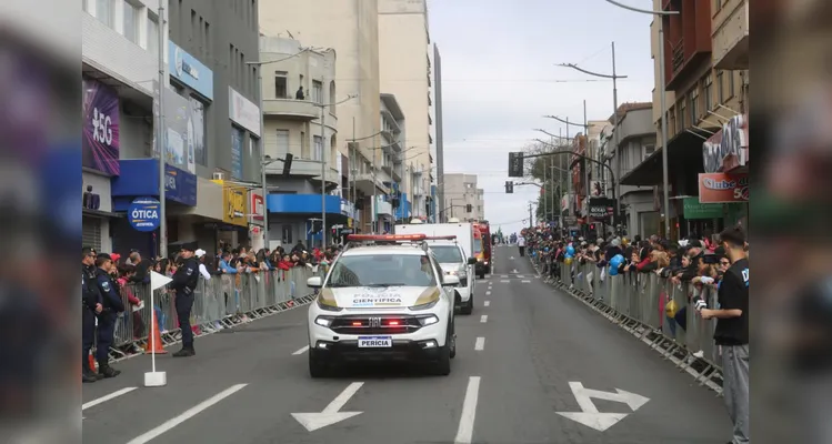 Confira mais imagens do desfile das forças de segurança no aniversário de PG