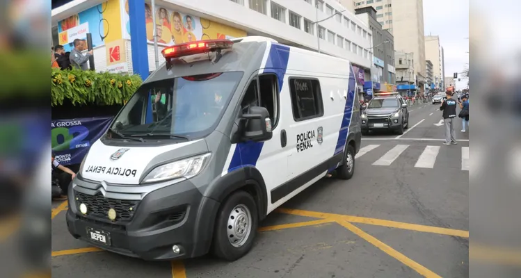 Confira mais imagens do desfile das forças de segurança no aniversário de PG