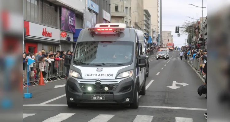 Confira mais imagens do desfile das forças de segurança no aniversário de PG
