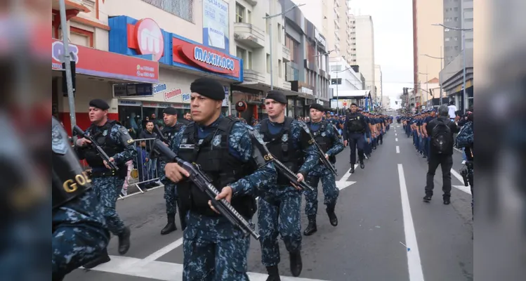 Confira mais imagens do desfile das forças de segurança no aniversário de PG