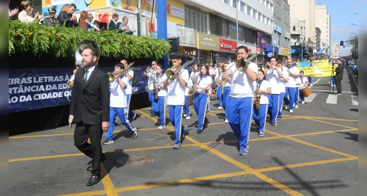 Instituições de ensino desfilam no aniversário de Ponta Grossa; imagens