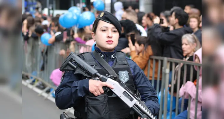 Confira mais imagens do desfile das forças de segurança no aniversário de PG