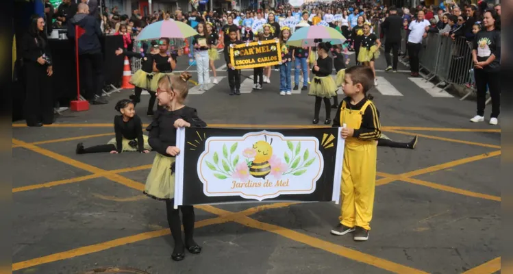 Instituições de ensino desfilam no aniversário de Ponta Grossa; imagens