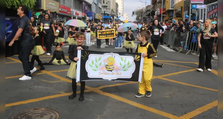 Instituições de ensino desfilam no aniversário de Ponta Grossa; imagens