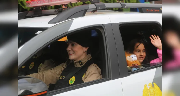 Confira mais imagens do desfile das forças de segurança no aniversário de PG