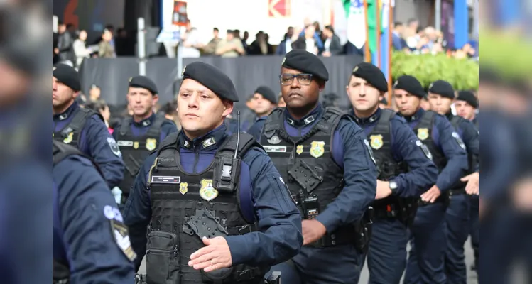 Confira mais imagens do desfile das forças de segurança no aniversário de PG