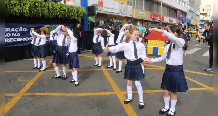 Instituições de ensino desfilam no aniversário de Ponta Grossa; imagens