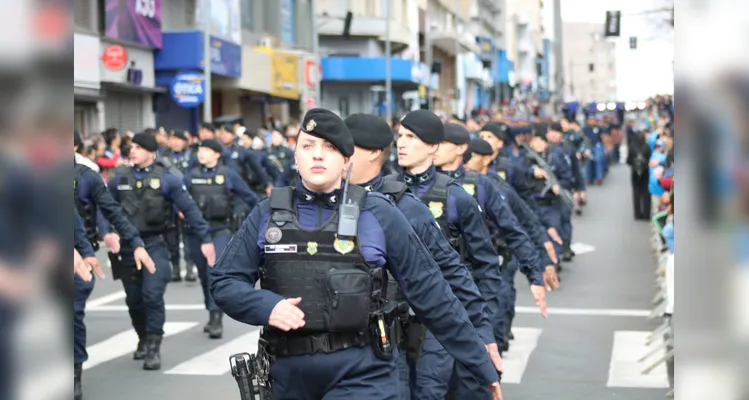 Confira mais imagens do desfile das forças de segurança no aniversário de PG