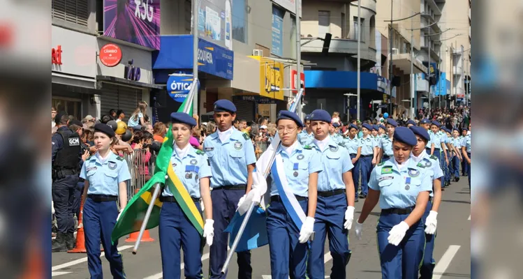 Instituições de ensino desfilam no aniversário de Ponta Grossa; imagens