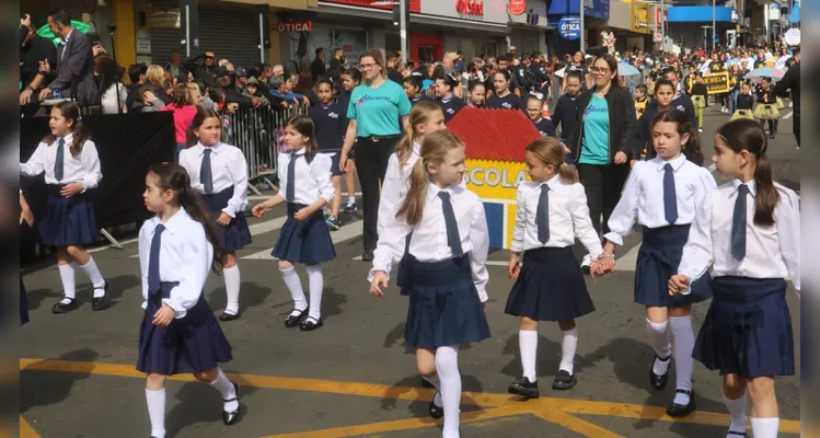 Instituições de ensino desfilam no aniversário de Ponta Grossa; imagens