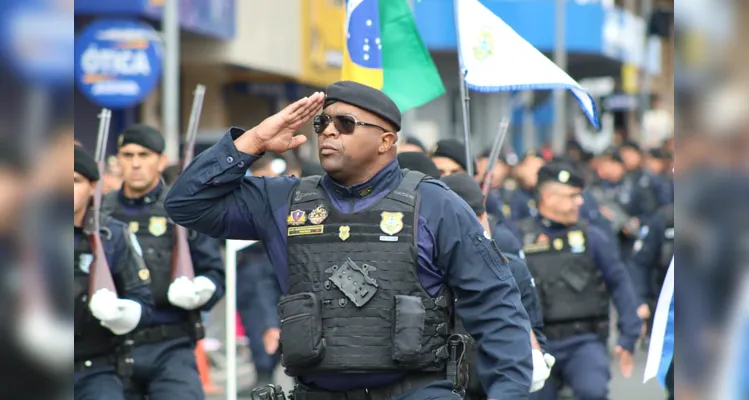 Confira mais imagens do desfile das forças de segurança no aniversário de PG