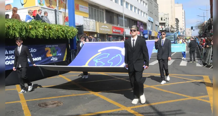 Instituições de ensino desfilam no aniversário de Ponta Grossa; imagens