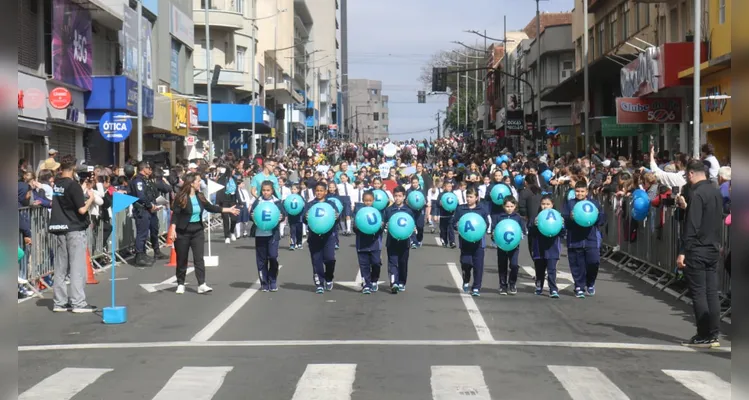 Instituições de ensino desfilam no aniversário de Ponta Grossa; imagens