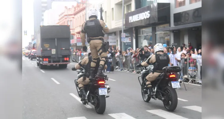 Confira mais imagens do desfile das forças de segurança no aniversário de PG