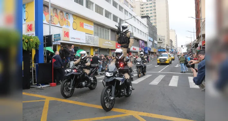 Confira mais imagens do desfile das forças de segurança no aniversário de PG