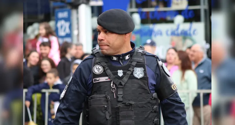 Confira mais imagens do desfile das forças de segurança no aniversário de PG