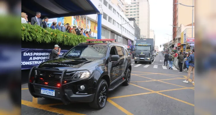 Confira mais imagens do desfile das forças de segurança no aniversário de PG