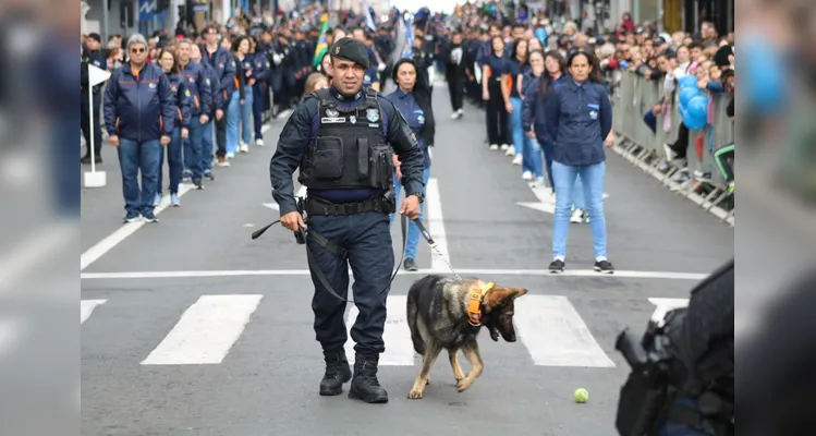 Confira mais imagens do desfile das forças de segurança no aniversário de PG