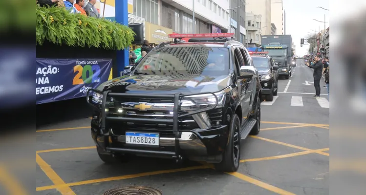 Confira mais imagens do desfile das forças de segurança no aniversário de PG