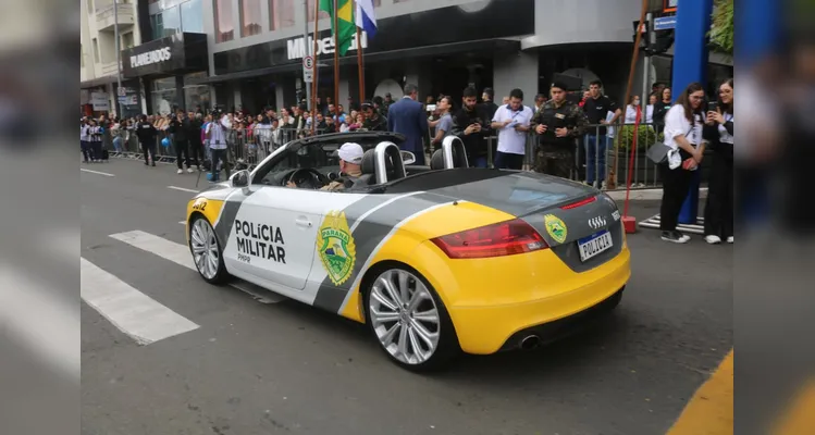 Confira mais imagens do desfile das forças de segurança no aniversário de PG